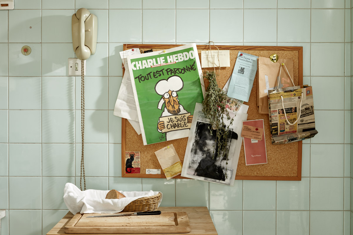 kitchen with pinboard and Charly Hebdo magazin