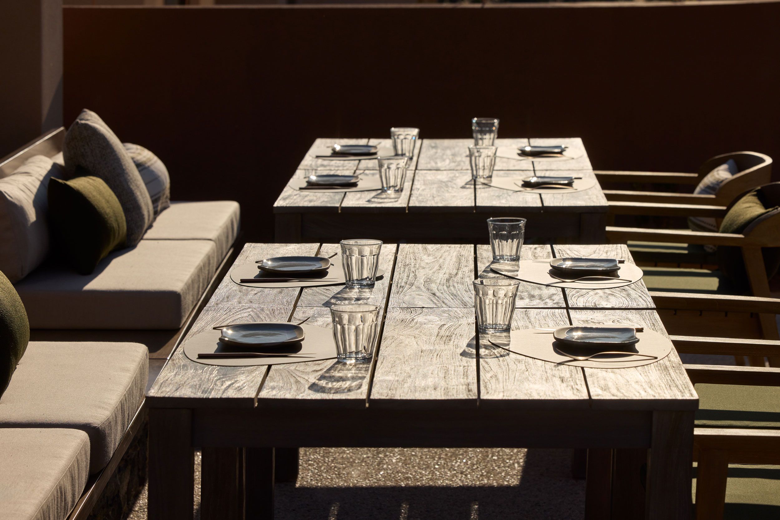 restaurant Rocrita , wooden tables