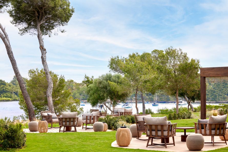 Ikos Porto Petro, Olivia Bar, garden