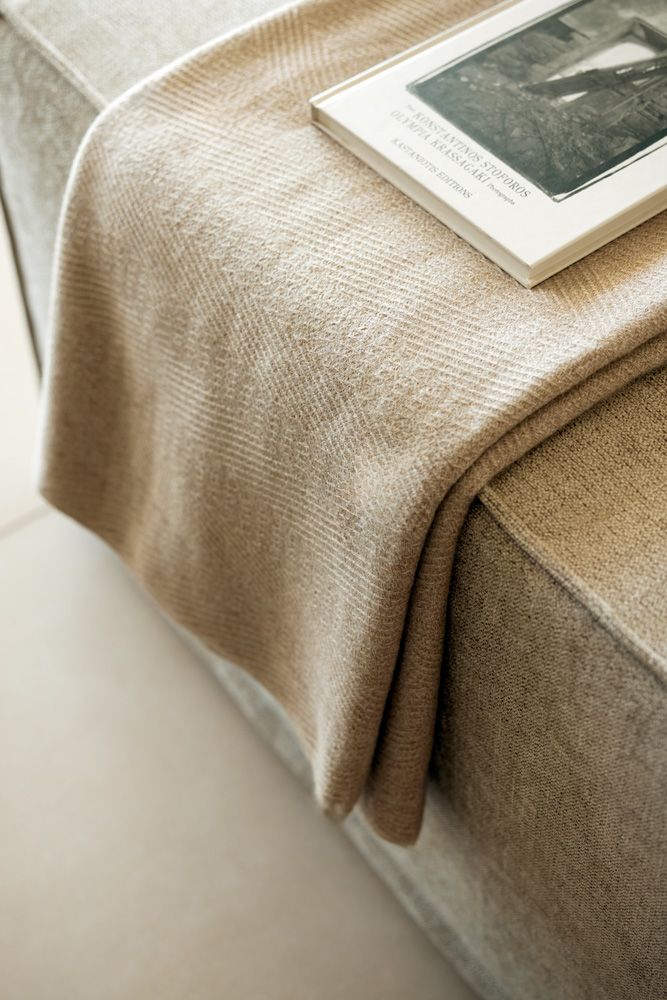 Ikos Odisia, suite, detail with book